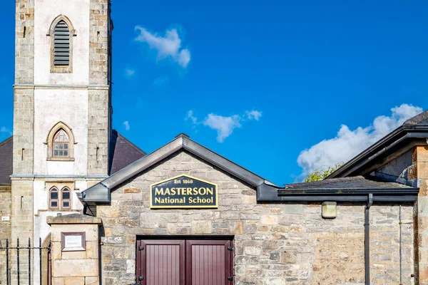 Manorhamilton, Ιρλανδία - 25 Μαΐου 2021: Το Εθνικό Σχολείο Masterson ετοιμάζεται να ανοίξει σύμφωνα με τους κανονισμούς του Covid. — Φωτογραφία Αρχείου