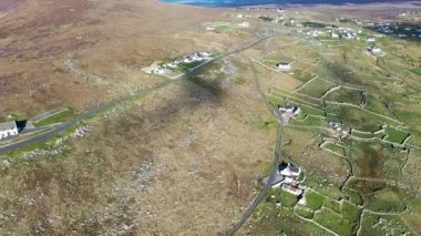 Gweedore-County Donegal, İrlanda 'daki R 257' nin hava görüntüsü