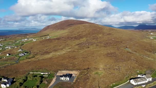 Uitzicht vanuit de lucht op de prachtige kustlijn van Gweedore - County Donegal, Ierland — Stockvideo