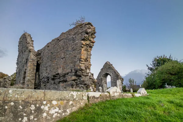 O sol está se pondo acima do Cemitério da Abadia, que foi construído por Hugh O Donnell em 1474 todos os nomes e obras de arte removidas — Fotografia de Stock