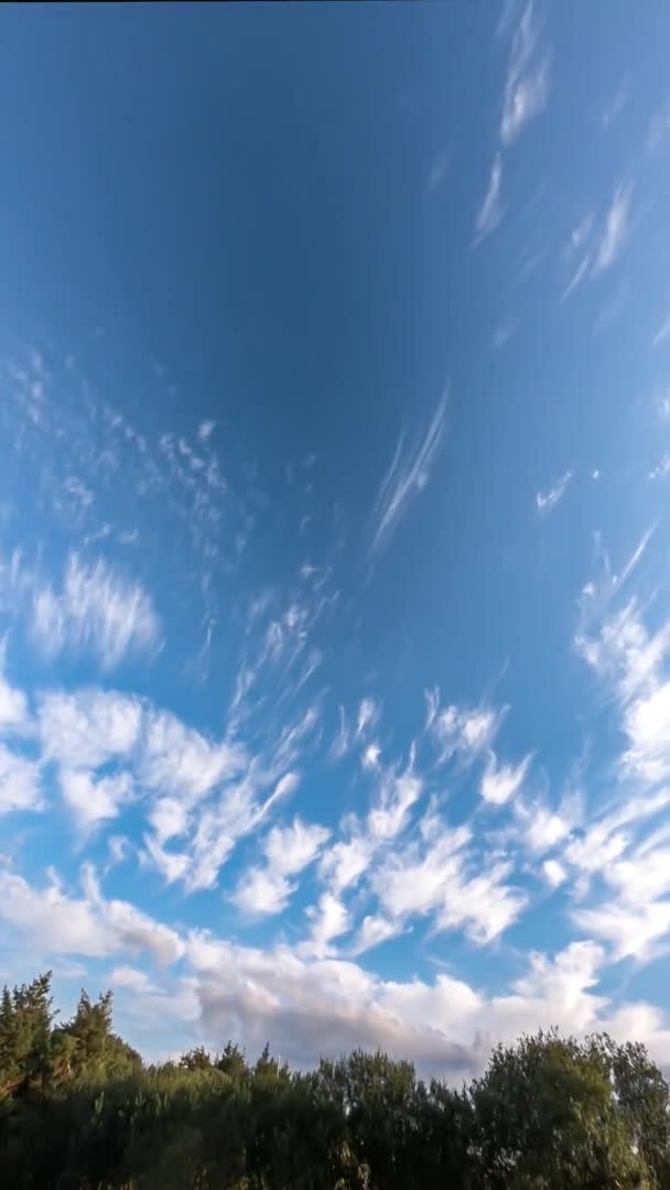 Cirrus wolken vormen hoog in de blauwe lucht in county Donegal - Ierland - TIMELAPSE — Stockvideo