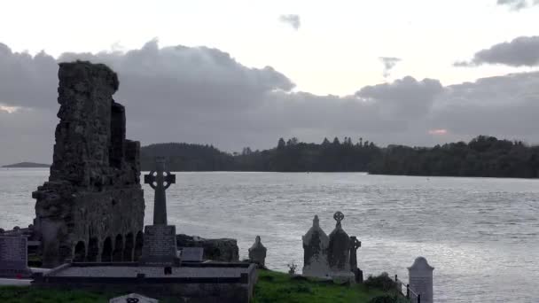 Donegal Town, İrlanda - 31 Ekim 2021: Güneş 1474 yılında Hugh O Donnell tarafından inşa edilen Manastır Mezarlığının üzerinde batıyor — Stok video