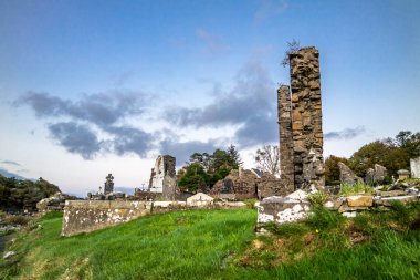 Güneş, Hugh O Donnell tarafından 1474 'te inşa edilen Manastır Mezarlığı' nın üzerinde batıyor. Tüm isimler ve sanat eserleri kaldırıldı.