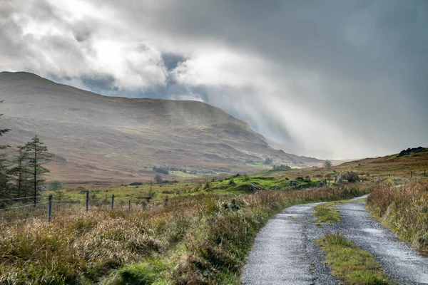 Deszcz nadchodzi w górach Bluestack między Glenties i Ballybofey w hrabstwie Donegal - Irlandia — Zdjęcie stockowe