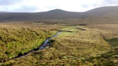 Glenveagh Ulusal Parkı 'nı çevreleyen dağlardan akan güzel bir akarsu - County Donegal, İrlanda.