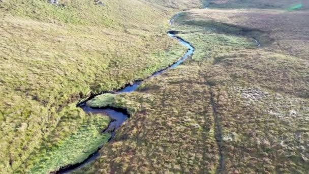 Beatiful patak folyik a hegyek körül Glenveagh Nemzeti Park - County Donegal, Írország. — Stock videók