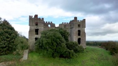 İrlanda Donegal 'deki Raphoe şatosunun kalıntıları.
