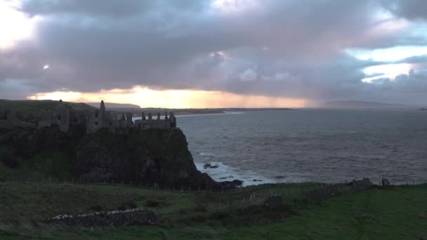 Dramatyczne niebo nad zamkiem Dunluce, hrabstwo Antrim, Irlandia Północna. — Wideo stockowe
