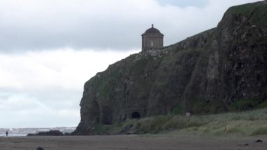 Kuzey İrlanda 'nın Londonderry ilçesindeki Downhill plajından Mussenden Tapınağı görüldü.