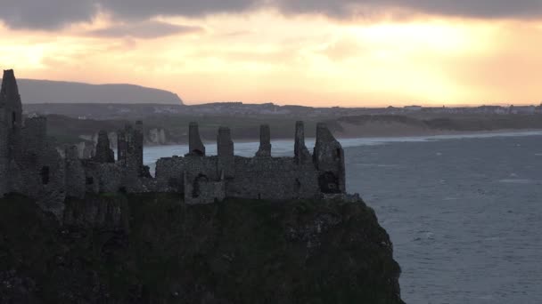 Dramatisk himmel over Dunluce Castle, County Antrim, Nordirland. – Stock-video