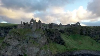 Dunluce Şatosu 'nun hava manzarası, Antrim İlçesi, Kuzey İrlanda.