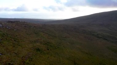 Glenveagh Ulusal Parkı 'nın yanındaki Cnoc an Stualaire' in havadan görünüşü - County Donegal, İrlanda.