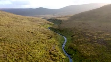 Glenveagh Ulusal Parkı 'nı çevreleyen dağlardan akan güzel bir akarsu - County Donegal, İrlanda.
