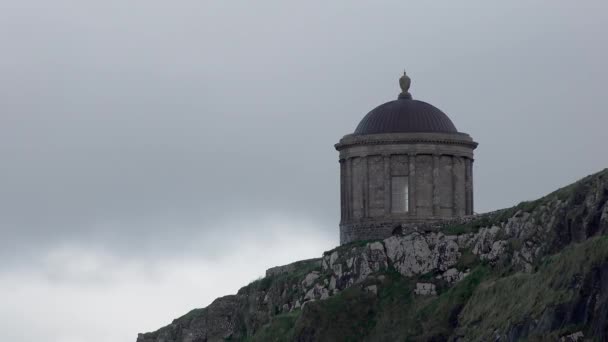 北アイルランドの郡ロンドンデリーのダウンヒルビーチから見たムッセンデン寺院 — ストック動画