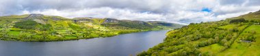 İrlanda 'daki Glencar Lough' un hava görüntüsü
