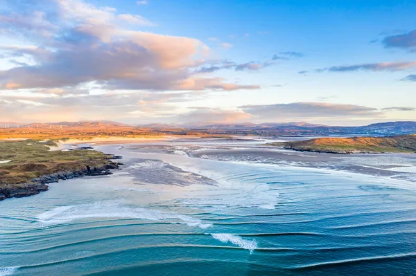 Kiltoorish Bay Beach és a Sheskinmore-öböl partja Ardara és Portnoo között Donegalban (Írország) — Stock Fotó