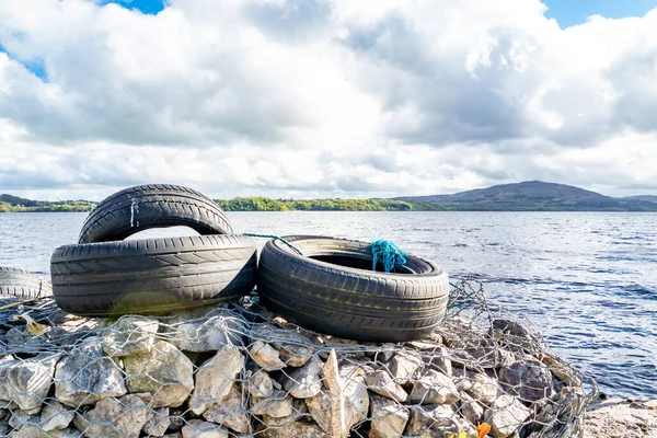 Pneus de carro de borracha em um cais em County Leitrim - Irlanda — Fotografia de Stock