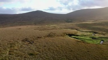 Glenveagh Ulusal Parkı 'nı çevreleyen dağlardan akan güzel bir akarsu - County Donegal, İrlanda.