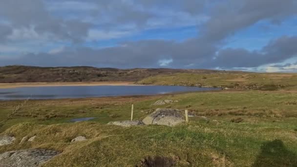 Reserva Natural de Lough Sheskinmore entre Ardara e Portnoo em Donegal - Irlanda — Vídeo de Stock