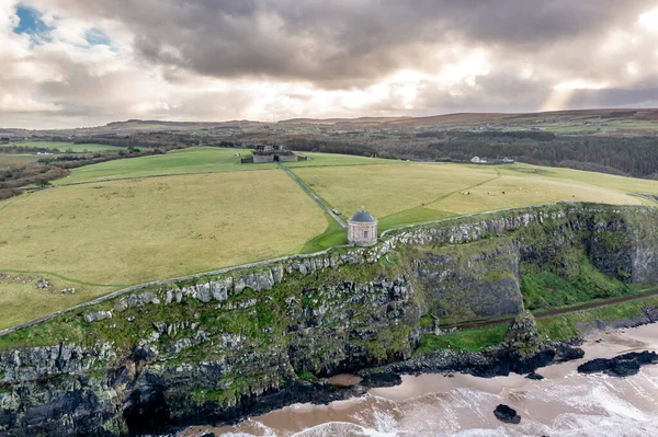 Flygfoto över Downhill vid Mussendens tempel i grevskapet Londonderry i Nordirland — Stockfoto