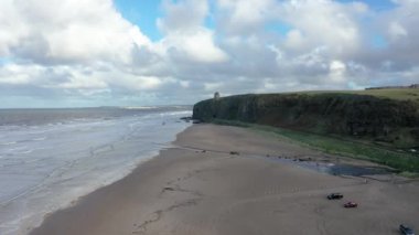 Kuzey İrlanda 'daki County Londonderry' deki Mussenden Tapınağı ve Downhill plajının hava manzarası.