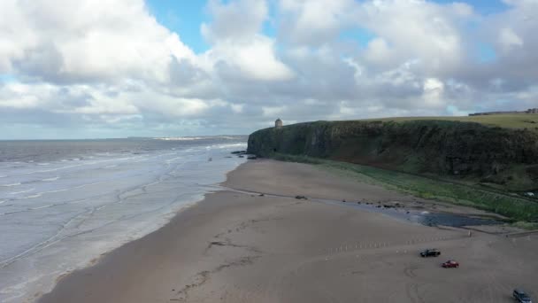 Veduta aerea del tempio di Mussenden e della spiaggia di Downhill nella contea di Londonderry in Irlanda del Nord — Video Stock