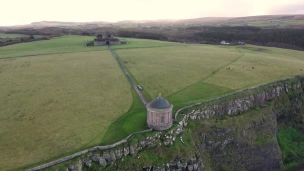 北アイルランドの郡ロンドンデリーのムッセンデン寺院とダウンヒルビーチの空中ビュー — ストック動画