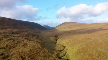 Glenveagh Ulusal Parkı 'nı çevreleyen dağlardan akan güzel bir akarsu - County Donegal, İrlanda.