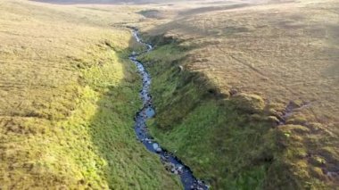Glenveagh Ulusal Parkı 'nı çevreleyen dağlardan akan güzel bir akarsu - County Donegal, İrlanda.