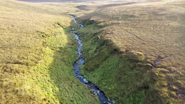 Beatiful patak folyik a hegyek körül Glenveagh Nemzeti Park - County Donegal, Írország. — Stock videók