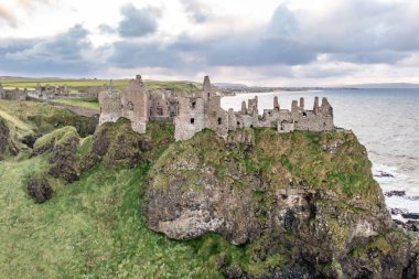 Dunluce Şatosu üzerinde dramatik bir gökyüzü, Antrim İlçesi, Kuzey İrlanda.