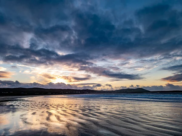 Puesta de sol dramática en Narin Strand por Portnoo, Condado de Donegal en Irlanda. — Foto de Stock