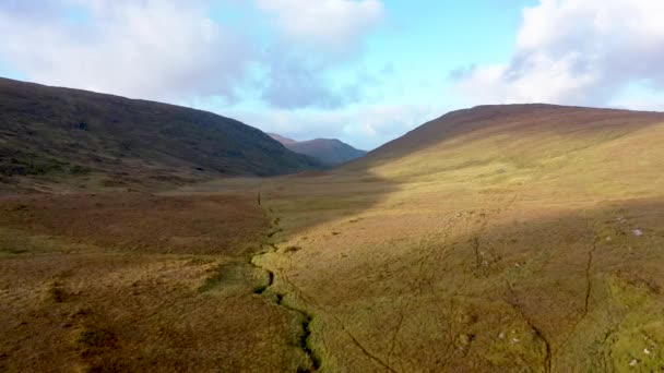 グレンベガー国立公園周辺の山々から流れる美しい流れ-アイルランド共和国ドニゴール州. — ストック動画