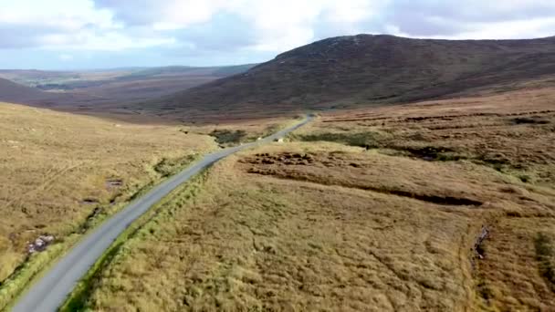 Volando por encima de la R254 junto al Parque Nacional Glenveagh - Condado de Donegal, Irlanda. — Vídeos de Stock