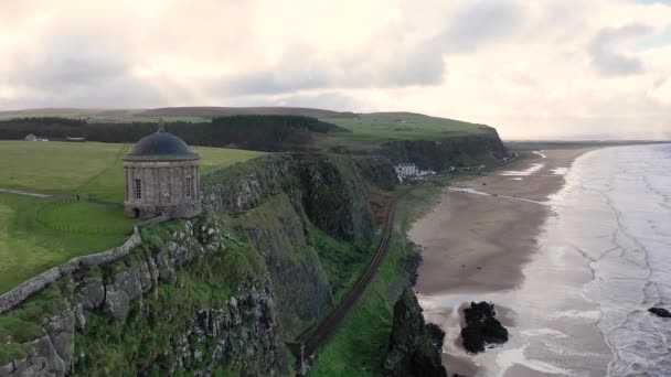 Luchtfoto van Mussenden Temple and Downhill beach in County Londonderry in Noord-Ierland — Stockvideo