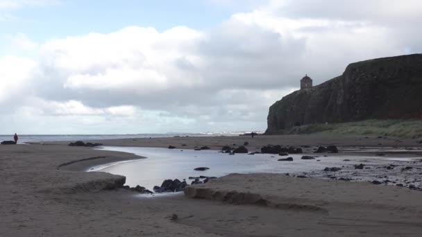 Mussenden Tempel vom Downhill Strand in der Grafschaft Londonderry in Nordirland aus gesehen — Stockvideo