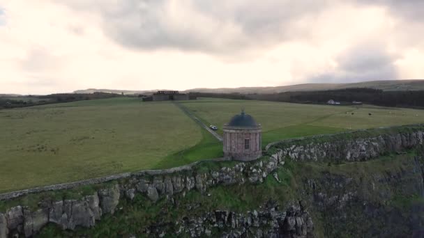 北アイルランドの郡ロンドンデリーのムッセンデン寺院とダウンヒルビーチの空中ビュー — ストック動画