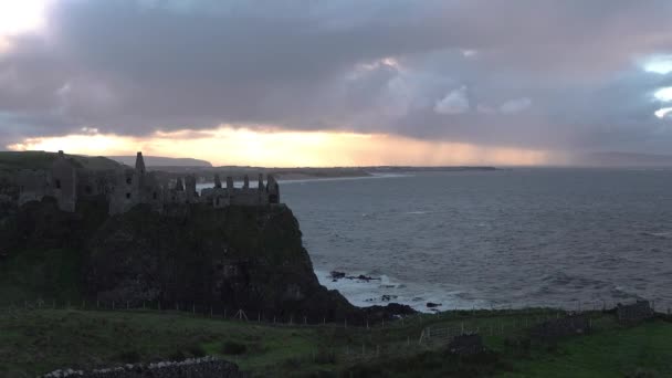 Dramatyczne niebo nad zamkiem Dunluce, hrabstwo Antrim, Irlandia Północna. — Wideo stockowe