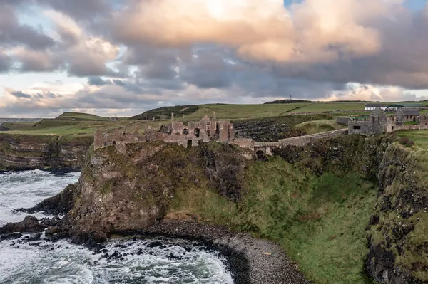 Drámai égbolt a Dunluce kastély felett, Antrim megye, Észak-Írország. — Stock Fotó