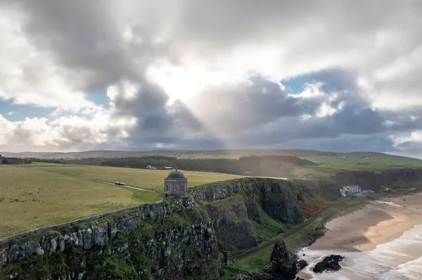 Flygfoto över Downhill vid Mussendens tempel i grevskapet Londonderry i Nordirland — Stockfoto