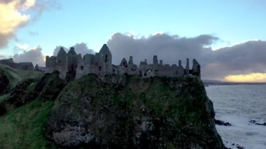 Dunluce Şatosu 'nun hava manzarası, Antrim İlçesi, Kuzey İrlanda.