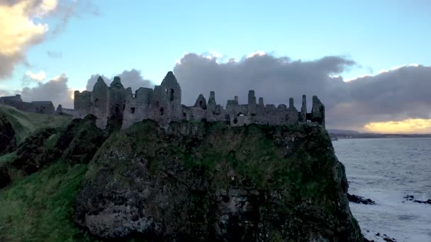 Vista aérea do Castelo de Dunluce, Condado de Antrim, Irlanda do Norte. — Vídeo de Stock