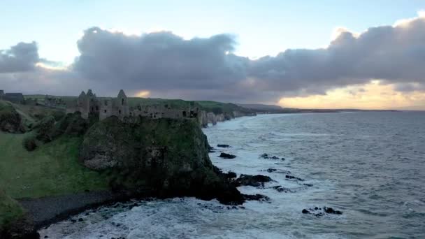 Dunluce Şatosu 'nun hava manzarası, Antrim İlçesi, Kuzey İrlanda. — Stok video