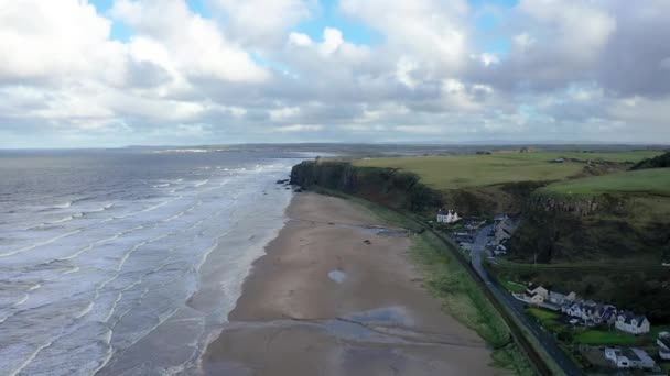 Widok z lotu ptaka na Mussenden Temple i Downhill Beach w hrabstwie Londonderry w Irlandii Północnej — Wideo stockowe