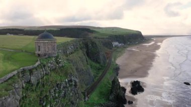 Kuzey İrlanda 'daki County Londonderry' deki Mussenden Tapınağı ve Downhill plajının hava manzarası.