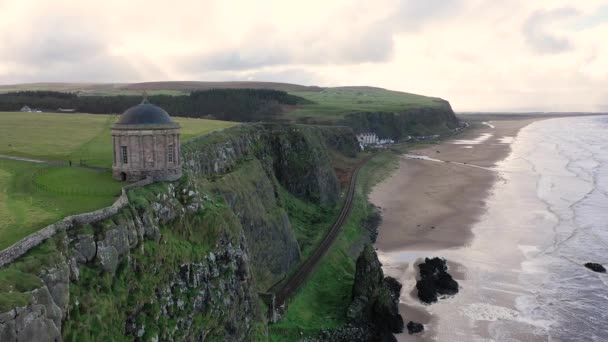 Luchtfoto van Mussenden Temple and Downhill beach in County Londonderry in Noord-Ierland — Stockvideo