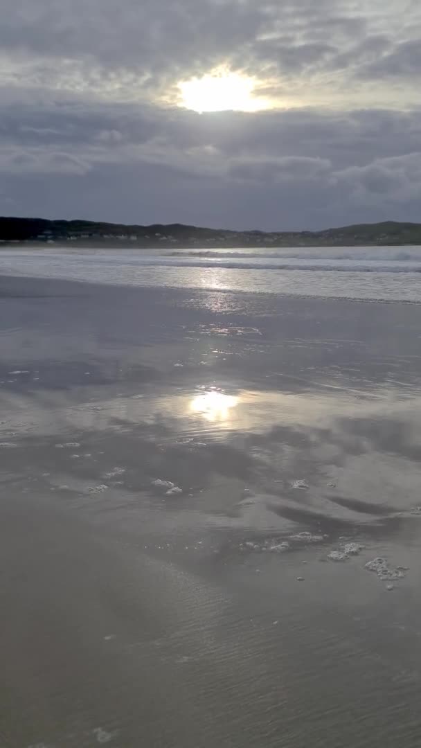 Coucher de soleil spectaculaire à Narin Strand par Portnoo, comté de Donegal en Irlande. — Video