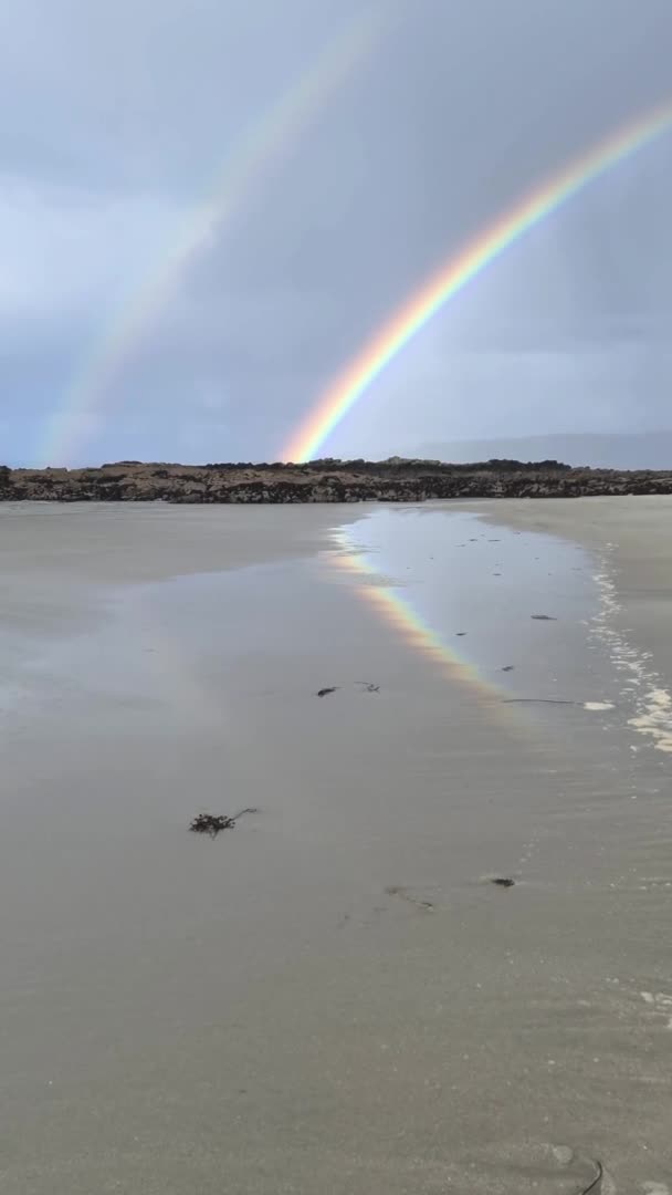 Hermoso arco iris en Narin Strand por Portnoo, Condado de Donegal en Irlanda. — Vídeos de Stock