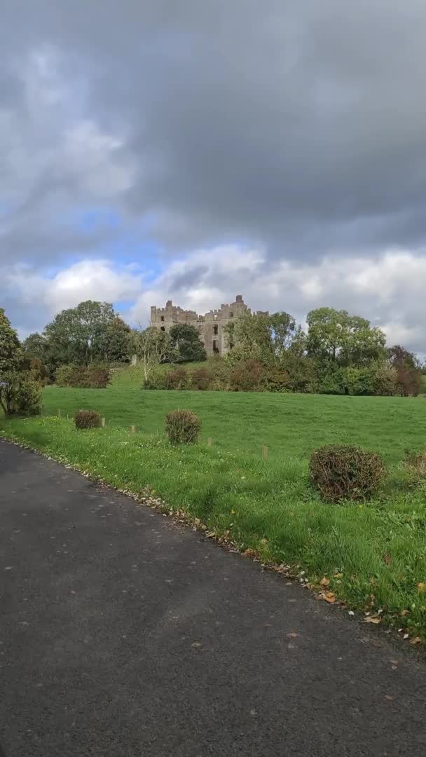 Les vestiges du château de Raphoe dans le comté de Donegal - Irlande — Video