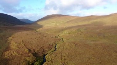 Glenveagh Ulusal Parkı 'nı çevreleyen dağlardan akan güzel bir akarsu - County Donegal, İrlanda.
